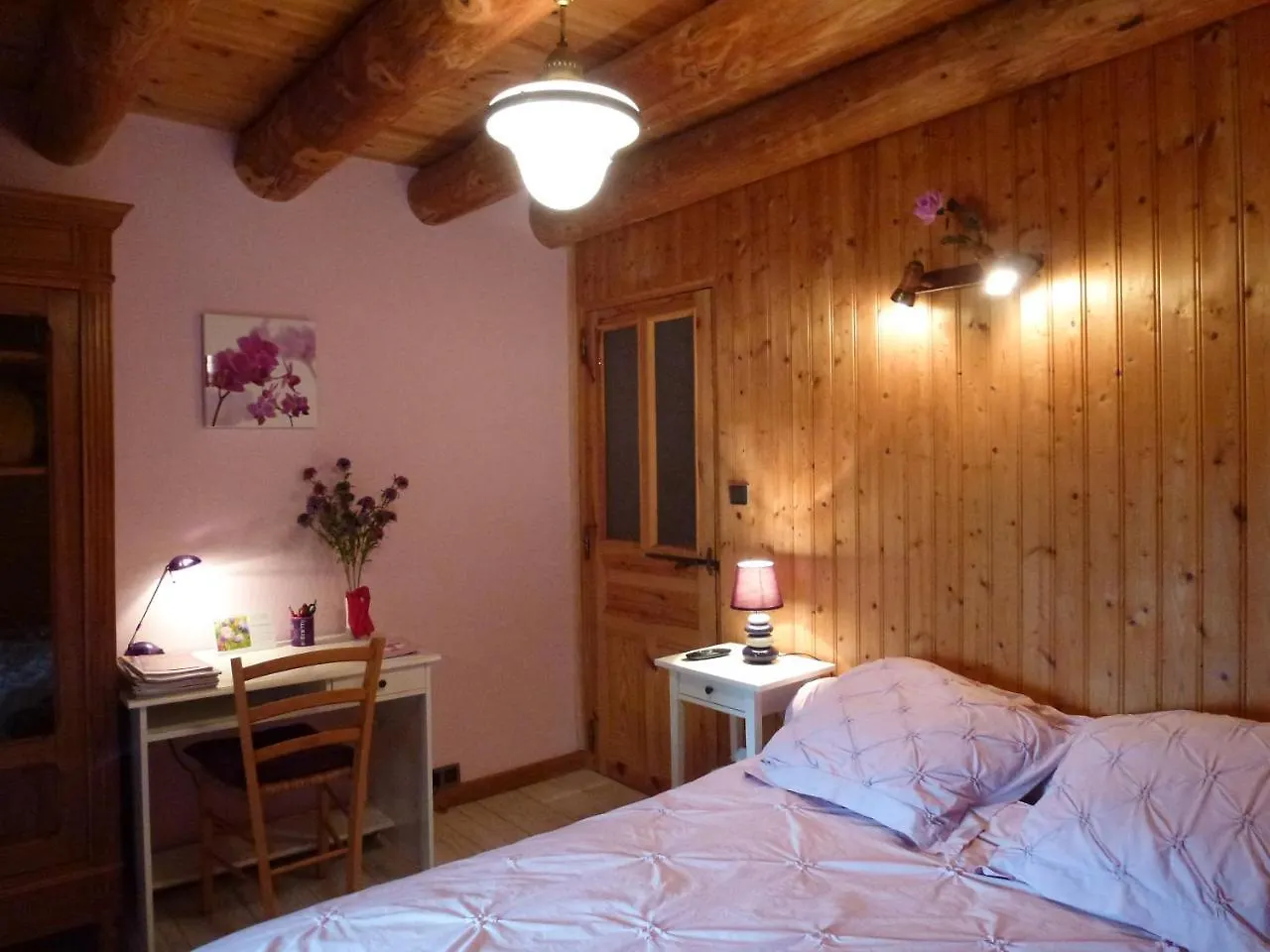La Croisee Des Fleurs Lapte Bed & Breakfast